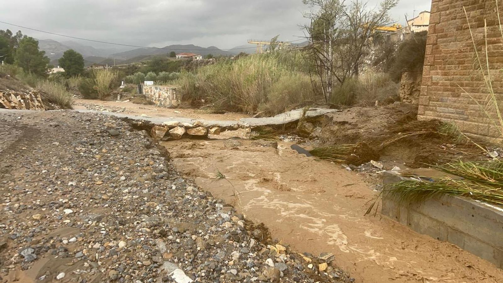La carretera que une Huitar Mayor y Huitar menor ha quedado cortada y ambas barriadas están aisladas, al igual que La Noria