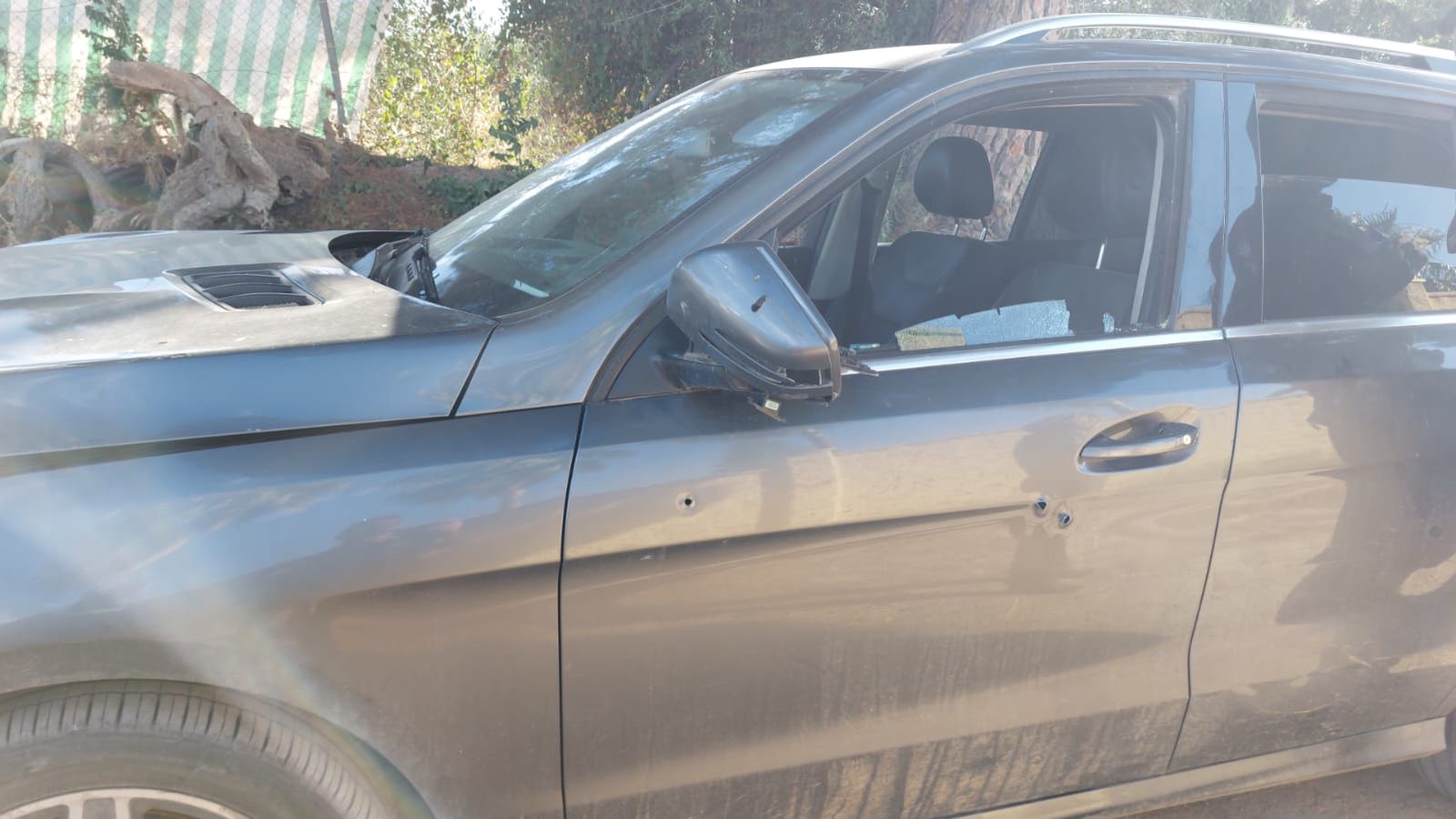 El coche tiroteado en La Puebla del Río.