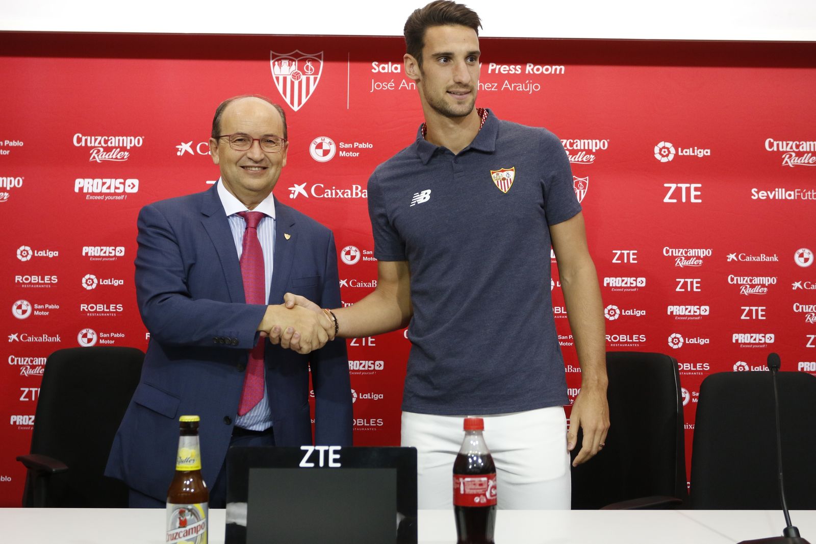 Sergio Rico da la mano a José Castro.