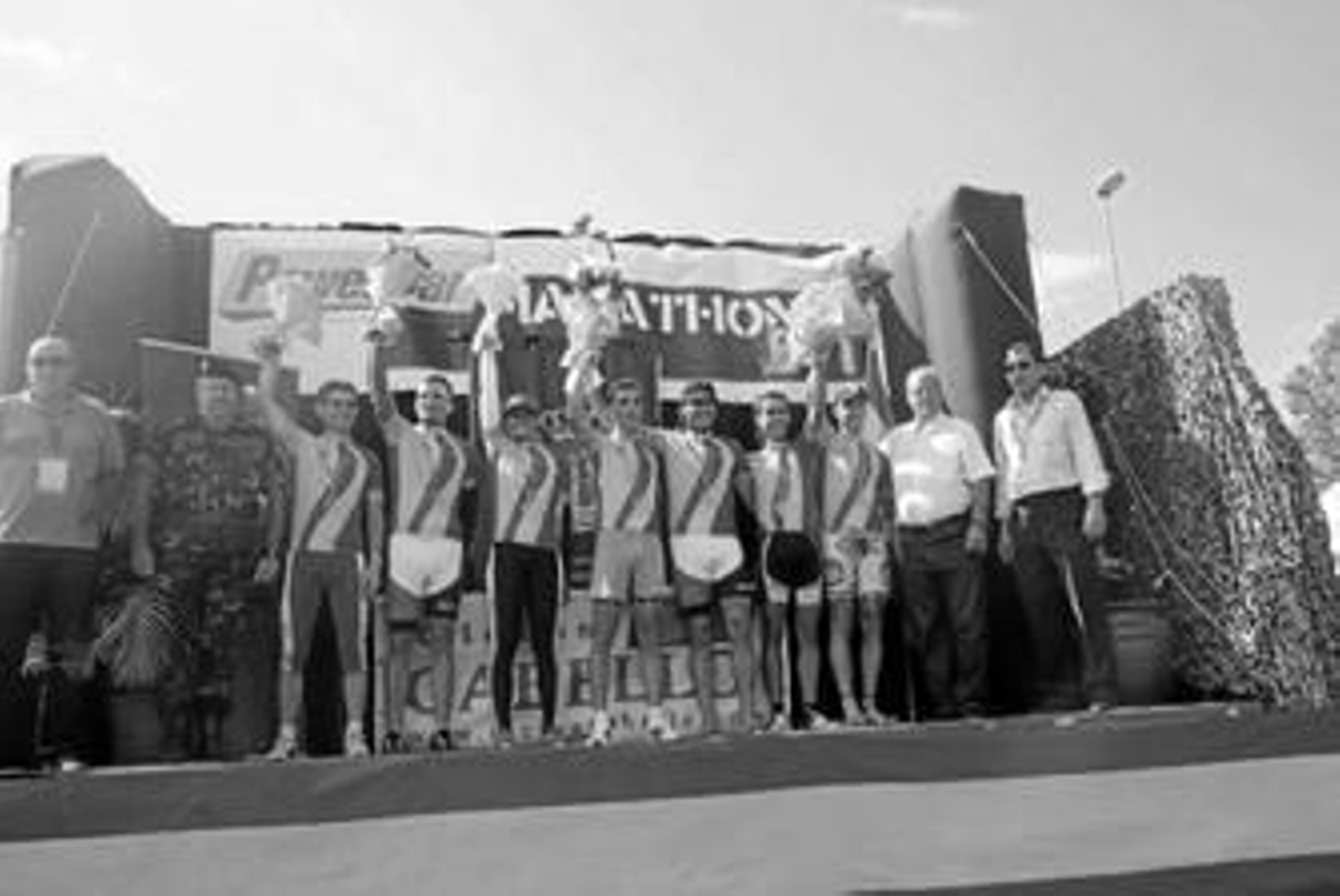 Los vencedores de todas las categorías posan en el podio con los organizadores de la prueba.