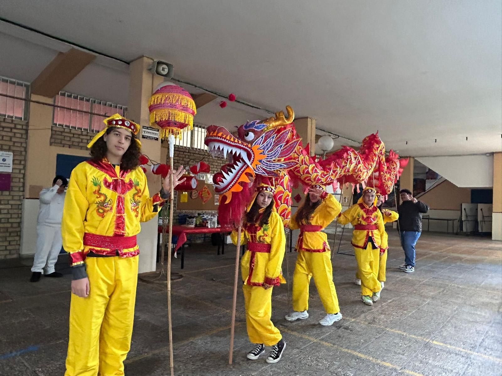 Alumnos celebrando el Año Nuevo Chino, en 2025, en el IES San Severiano.