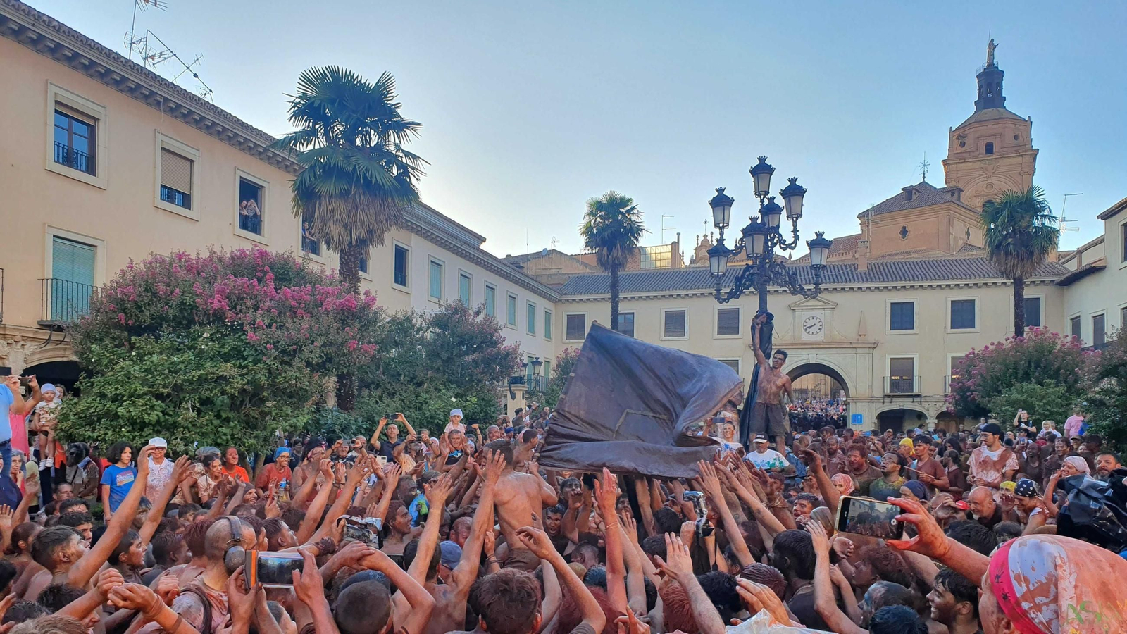 Multitudinario recibimiento del Cascamorras 2024 en la Plaza Mayor de Guadix.