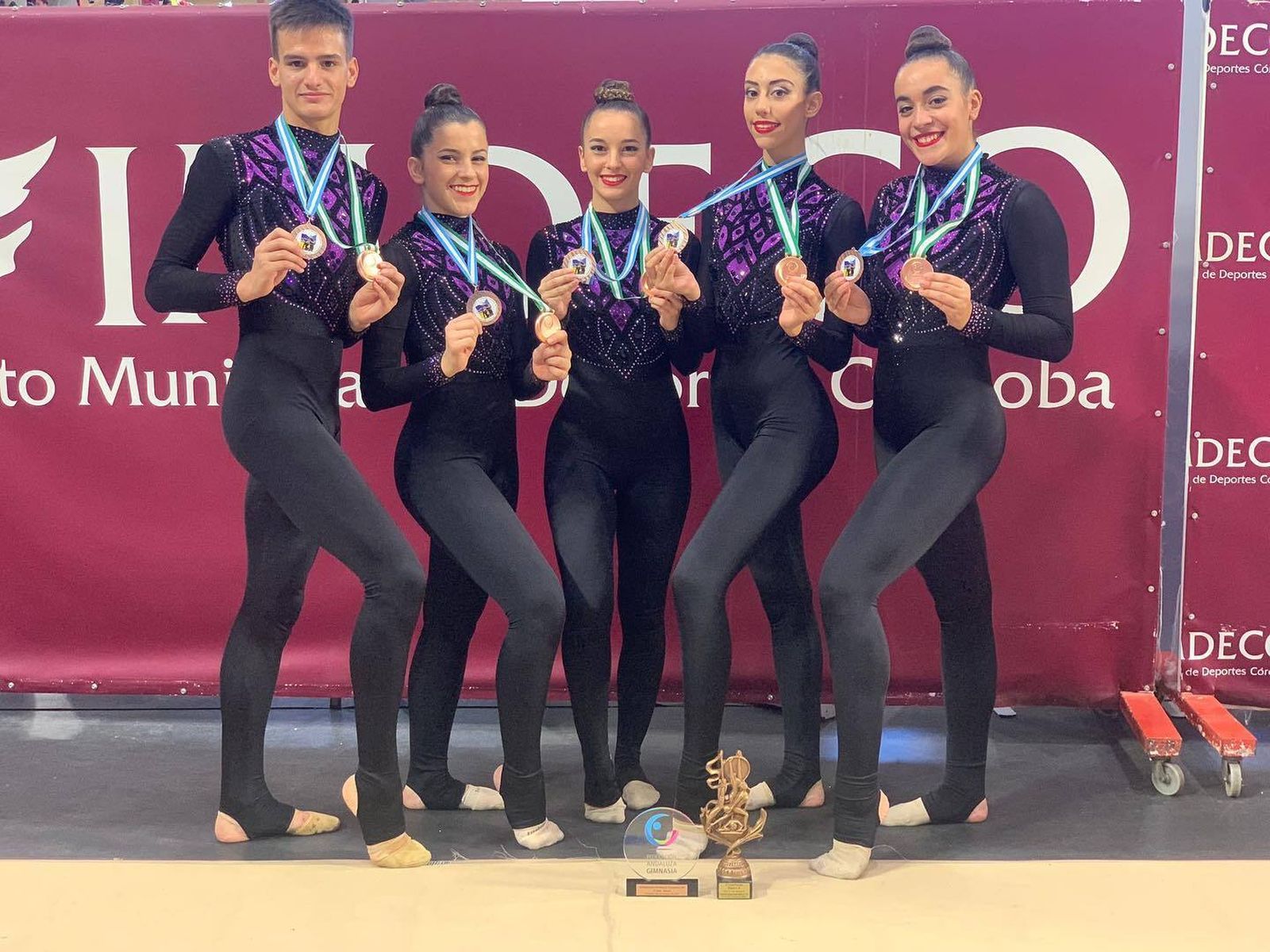 Equipo sénior del Club Rítmico Colombino.