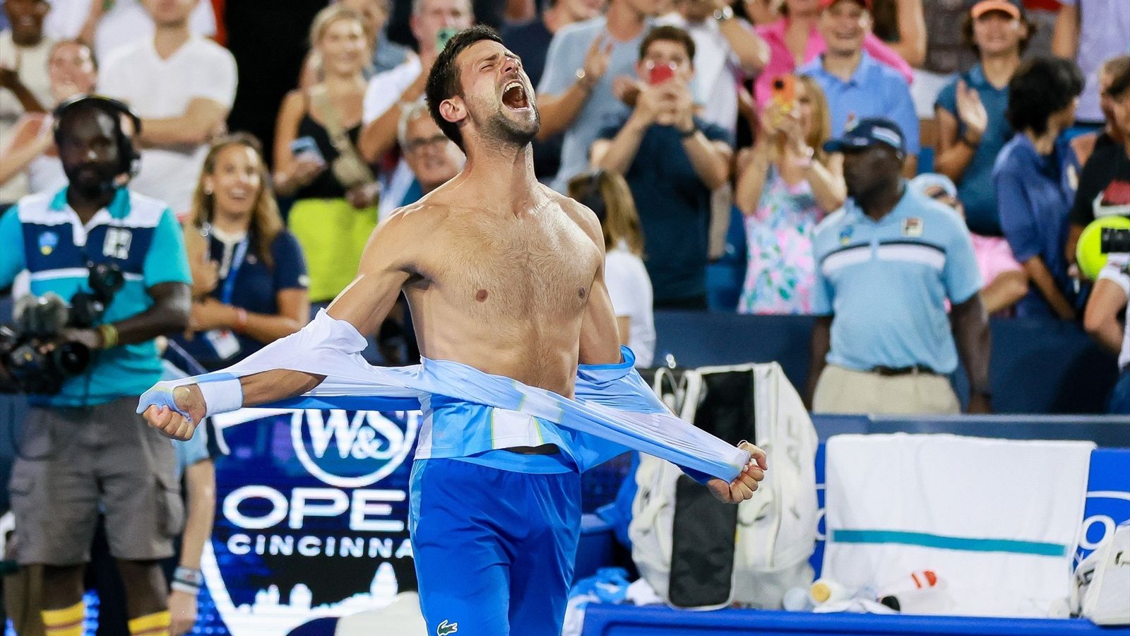 Djokovic se rompe la camiseta eufórico tras su triunfo ante Alcaraz.
