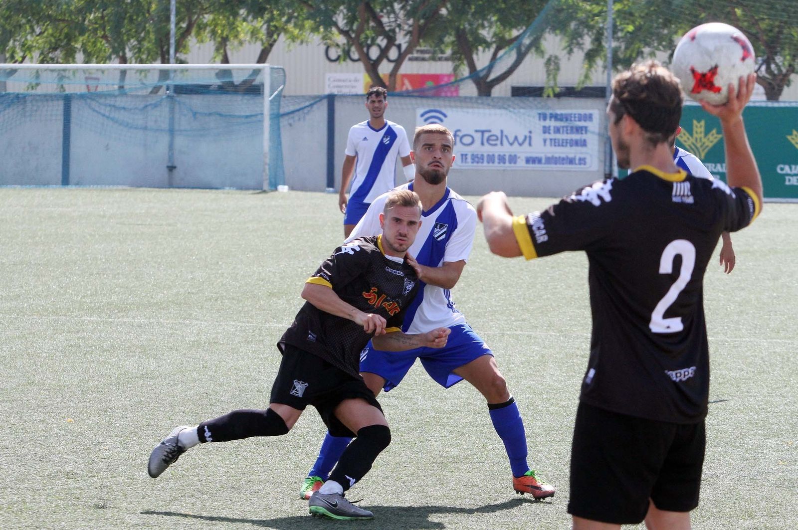 Chirri, autor del gol del Sanluqueño, trata de librarse de su marcador en un saque de banda de Marcelo.