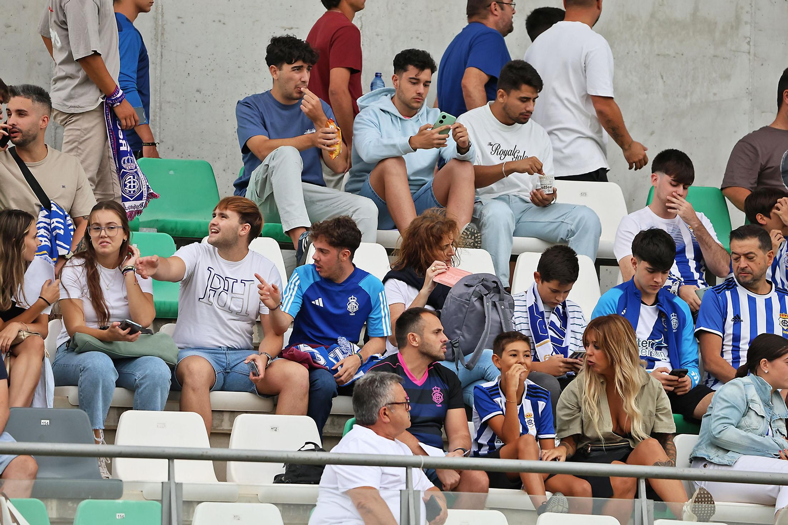 Búscate en las gradas del Betis Deportivo-Recreativo de Huelva