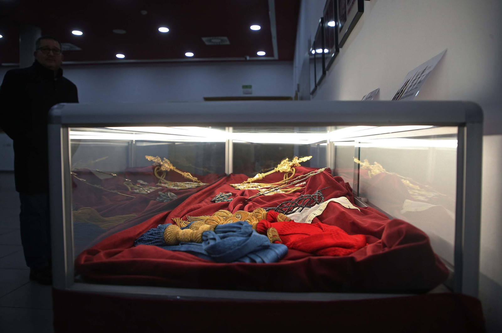 Fotos de la exposición de enseres cofrades en La Línea