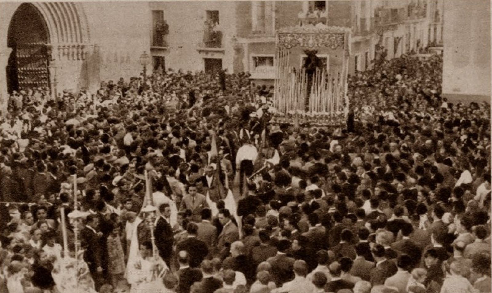 La Hiniesta saliendo de Santa Marina el Domingo de Ramos de 1935