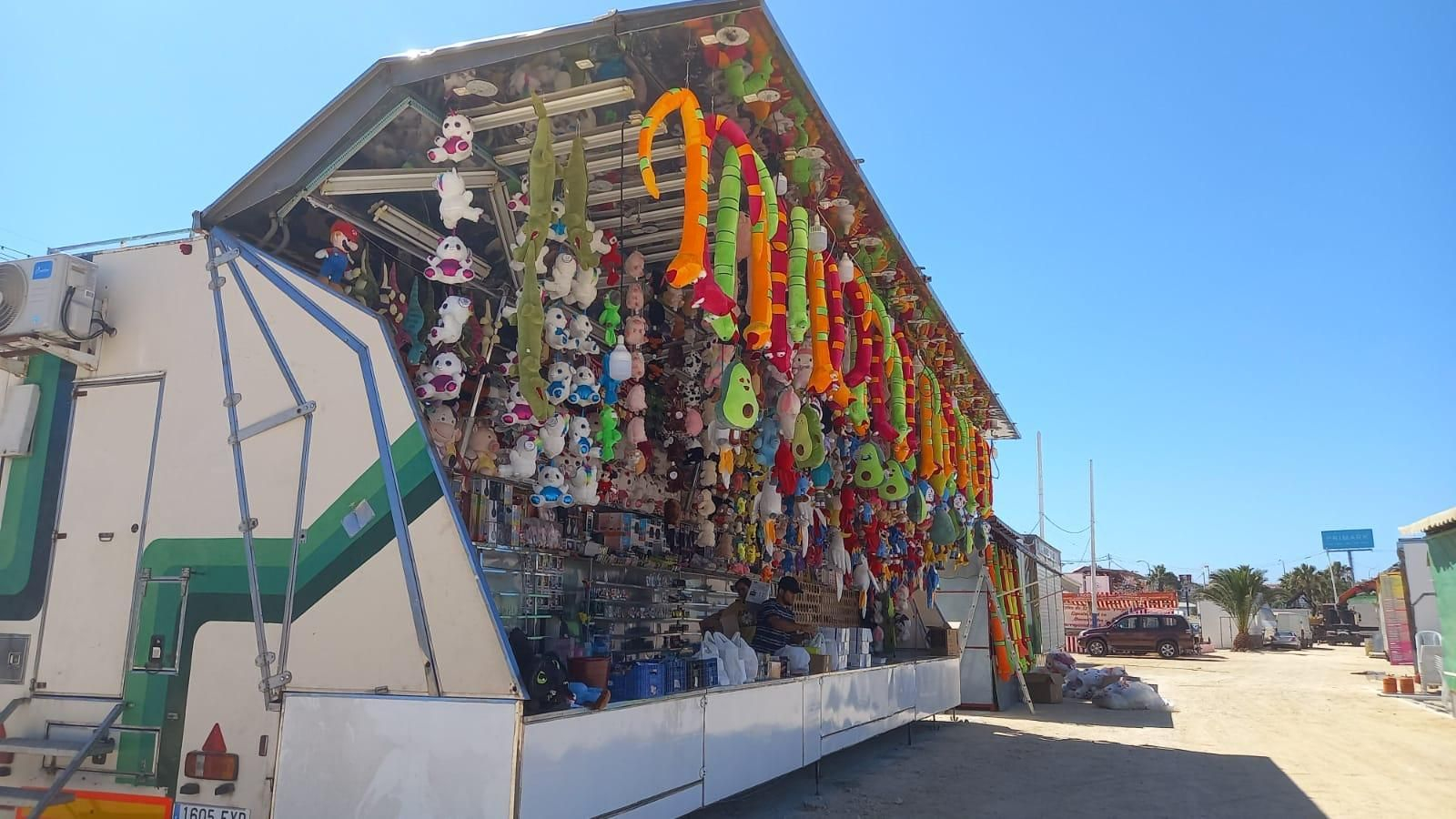 Recta final de los trabajos de montaje de las atracciones de la Feria de San Fernando
