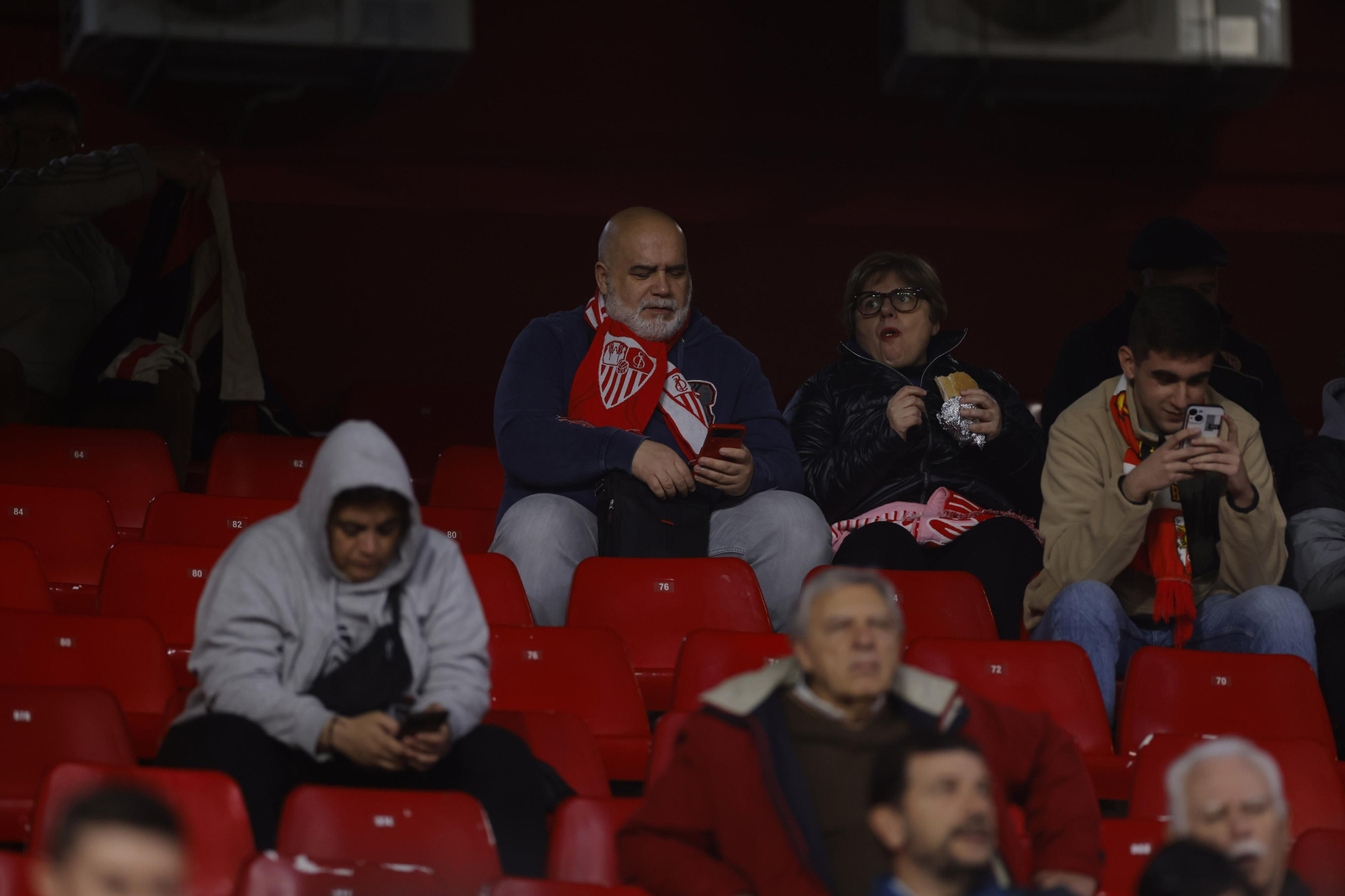 Búscate en las fotos del Sevilla-Fenerbahçe,