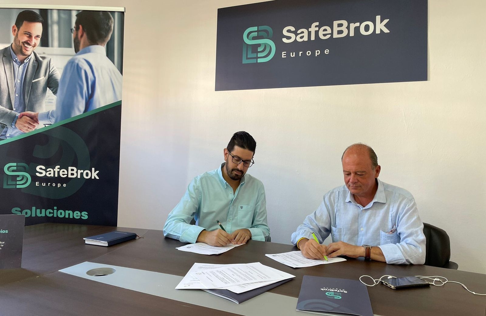 Firma del acuerdo entre Horeca Córdoba y Safebrok Correduría de Seguros.