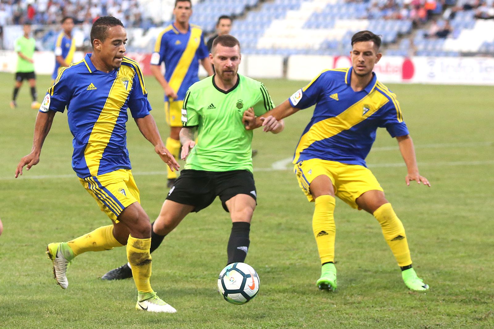 Iván Aguilar pugna con dos defensores del Cádiz en el amistoso de 2017.