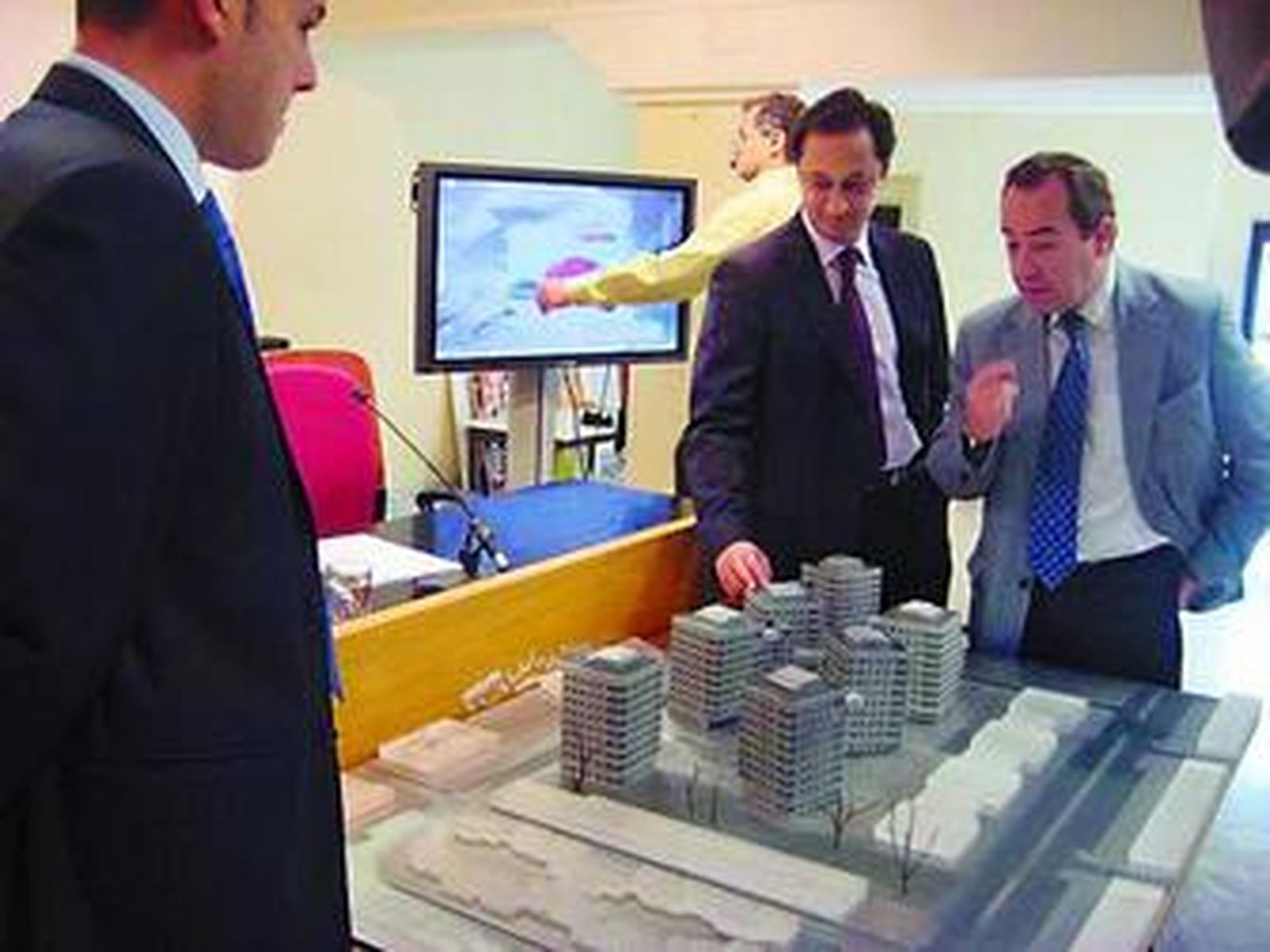 Gómez de Celis y De León observan la maqueta de las torres.