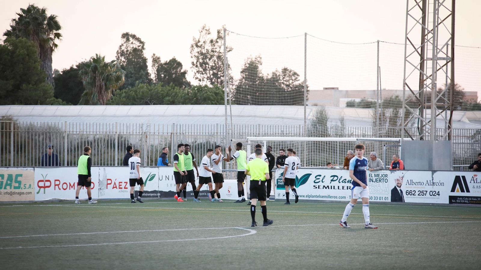Los de la barriada almeriense celebran un gol de Salva Fillouche durante un partido de la presente temporada.