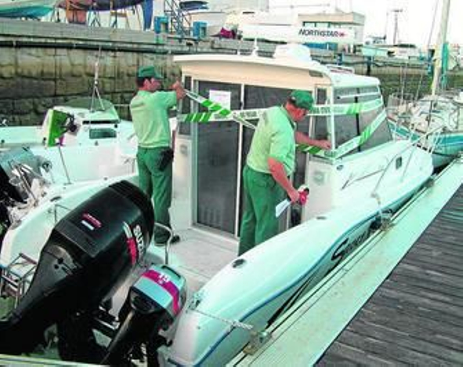 Guardias, precintando una de las embarcaciones de la organización.