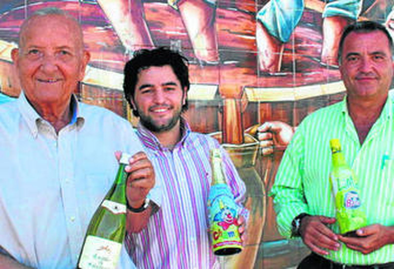 Las tres generaciones de Espadafor posan con sus productos.