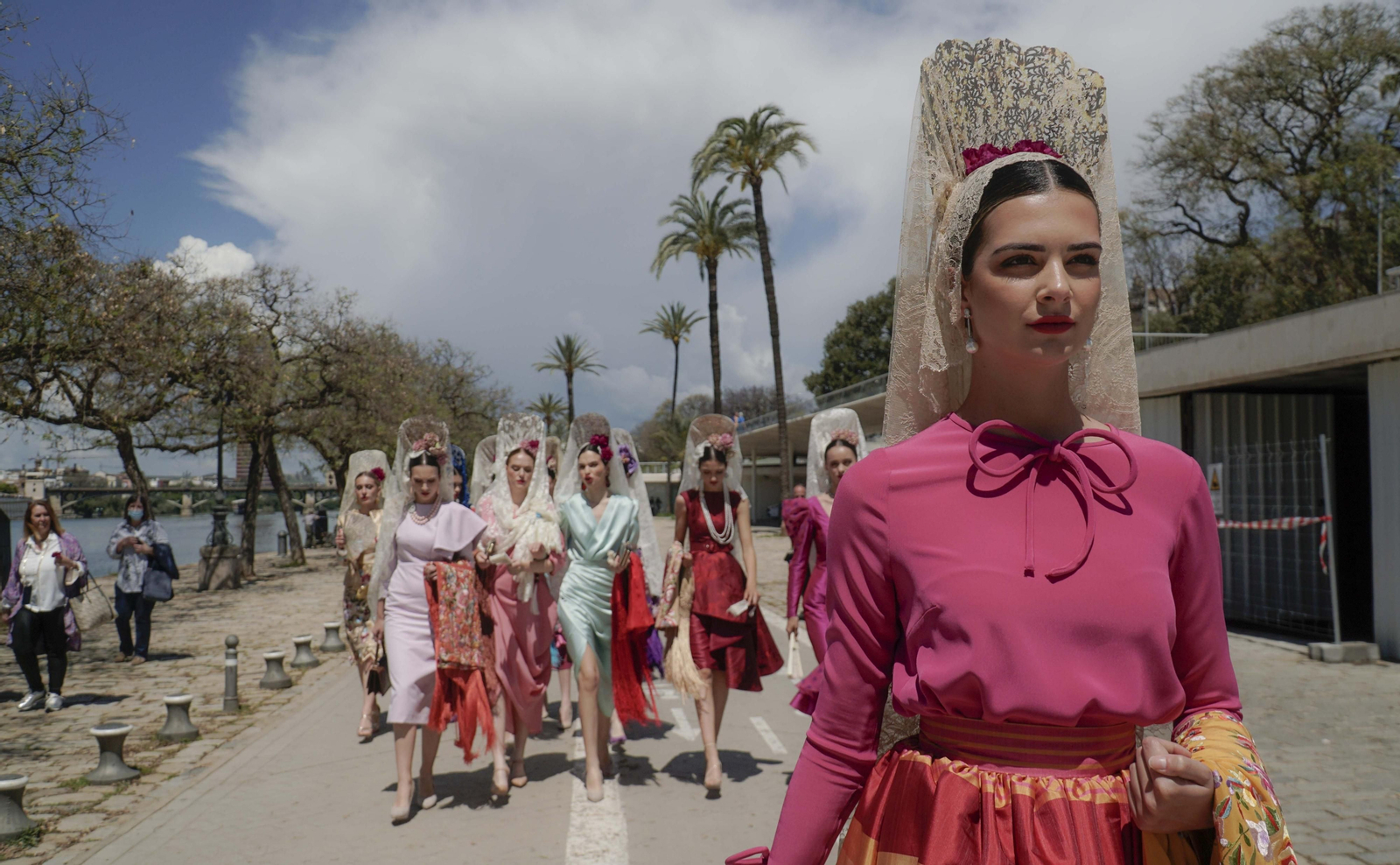 Desfile de mantillas blancas en la preferia