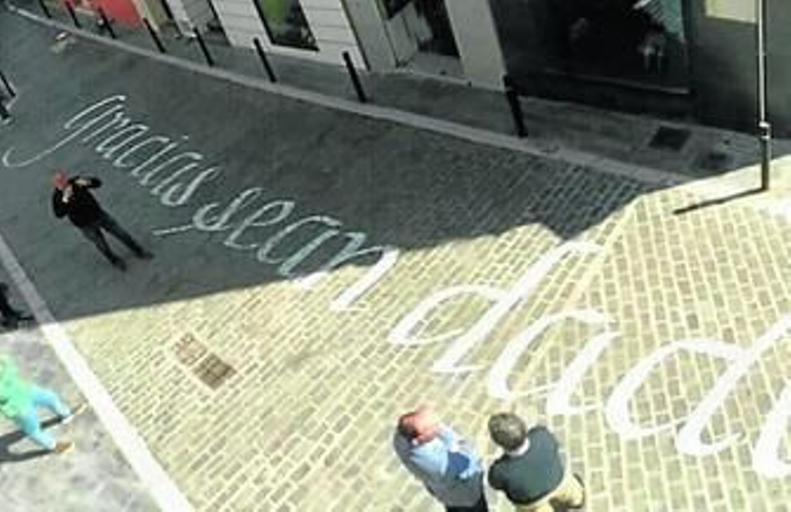 Imagen de la cita cervantina sobre el adoquinado.