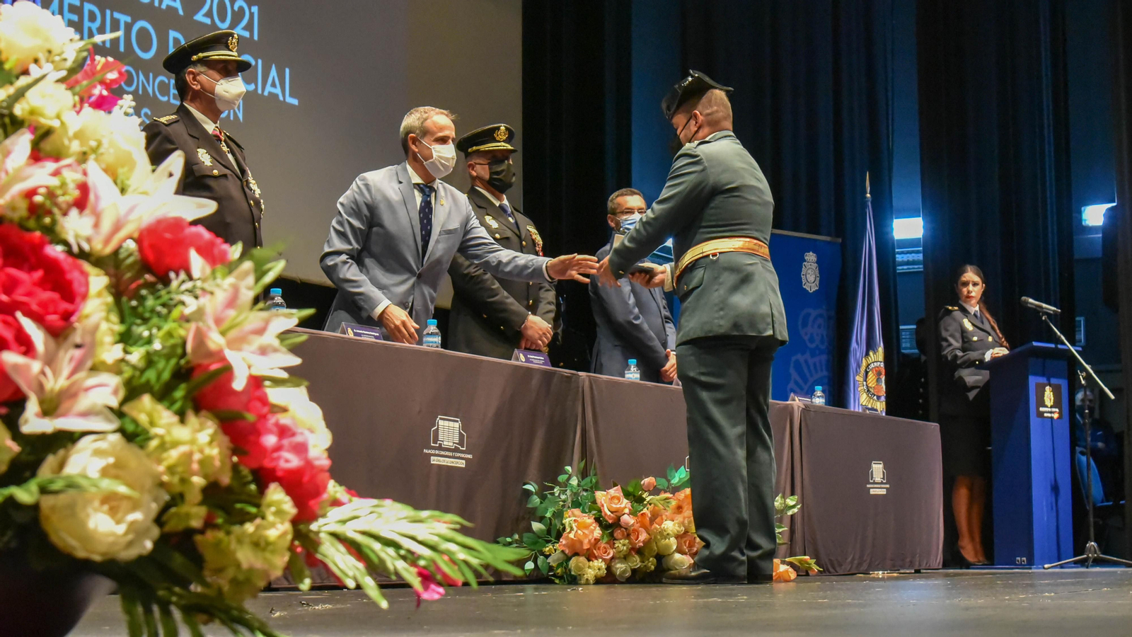 Las fotos de la entrega de medallas por el Dia de la Policía Nacional