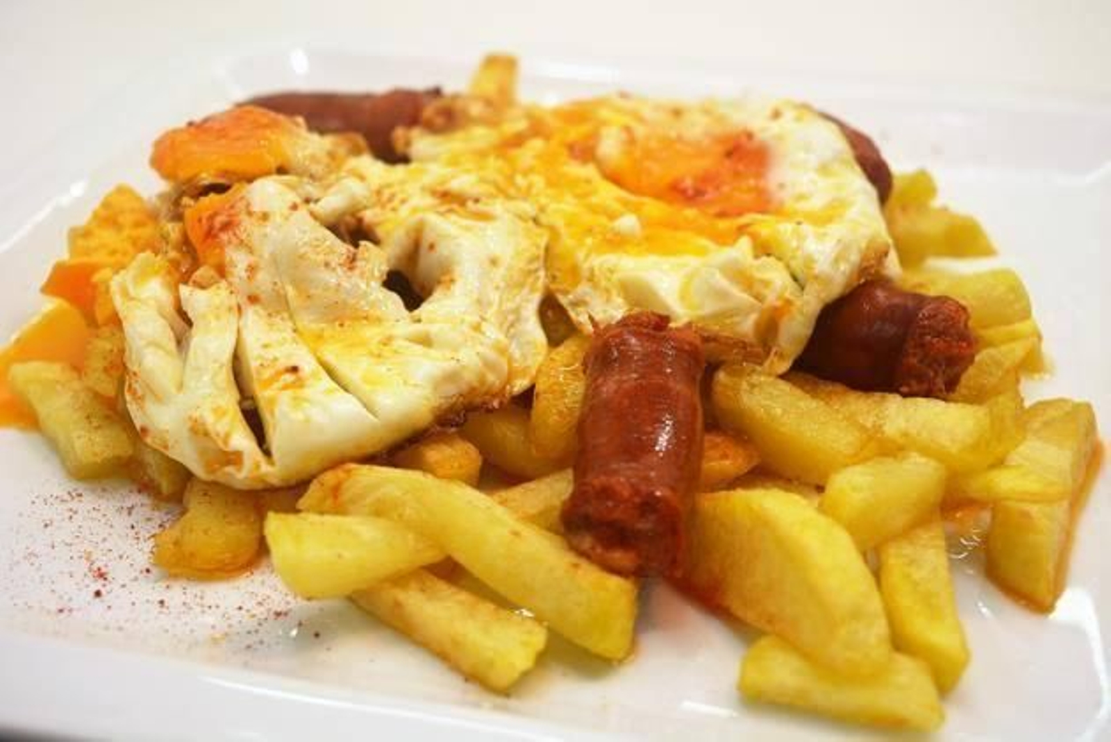 Huevos fritos con patatas y chorizo.