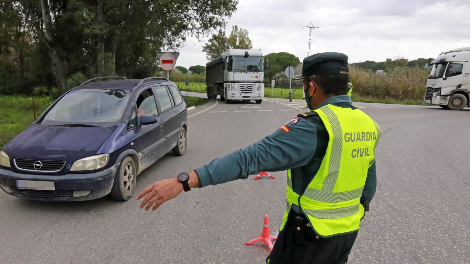 Coronavirus: control perimetral de la Guardia Civil en la rotonda de Estella