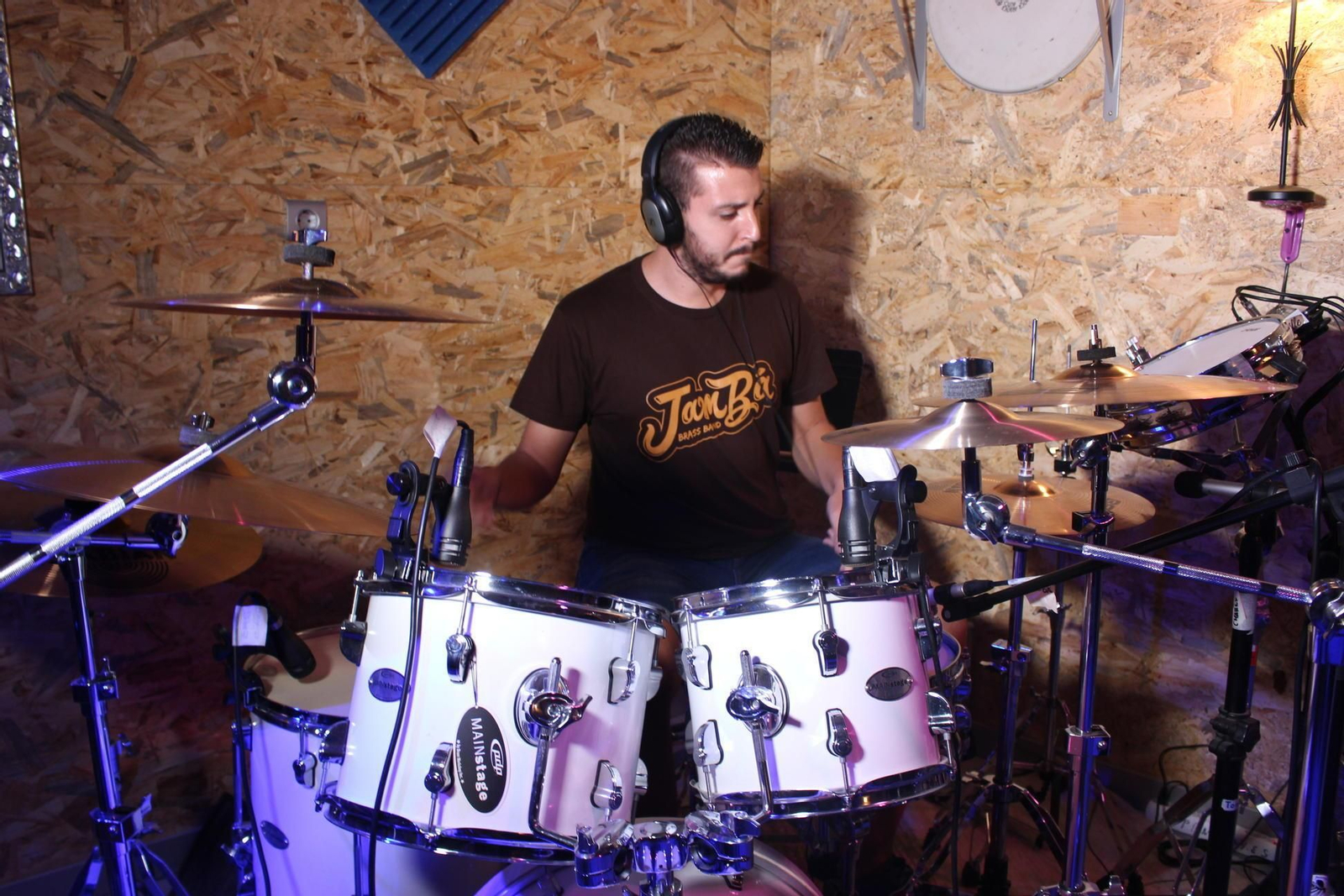 José Carlos Losada durante un ensayo en los estudios de grabación Nashville, en Jerez.