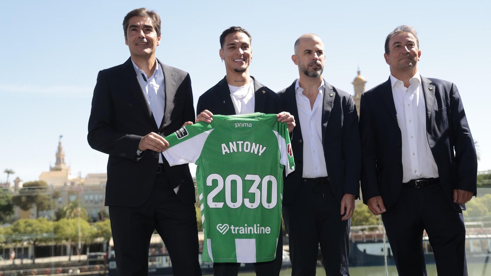 Antony siendo presentado como nuevo jugador del Real Betis Balompié