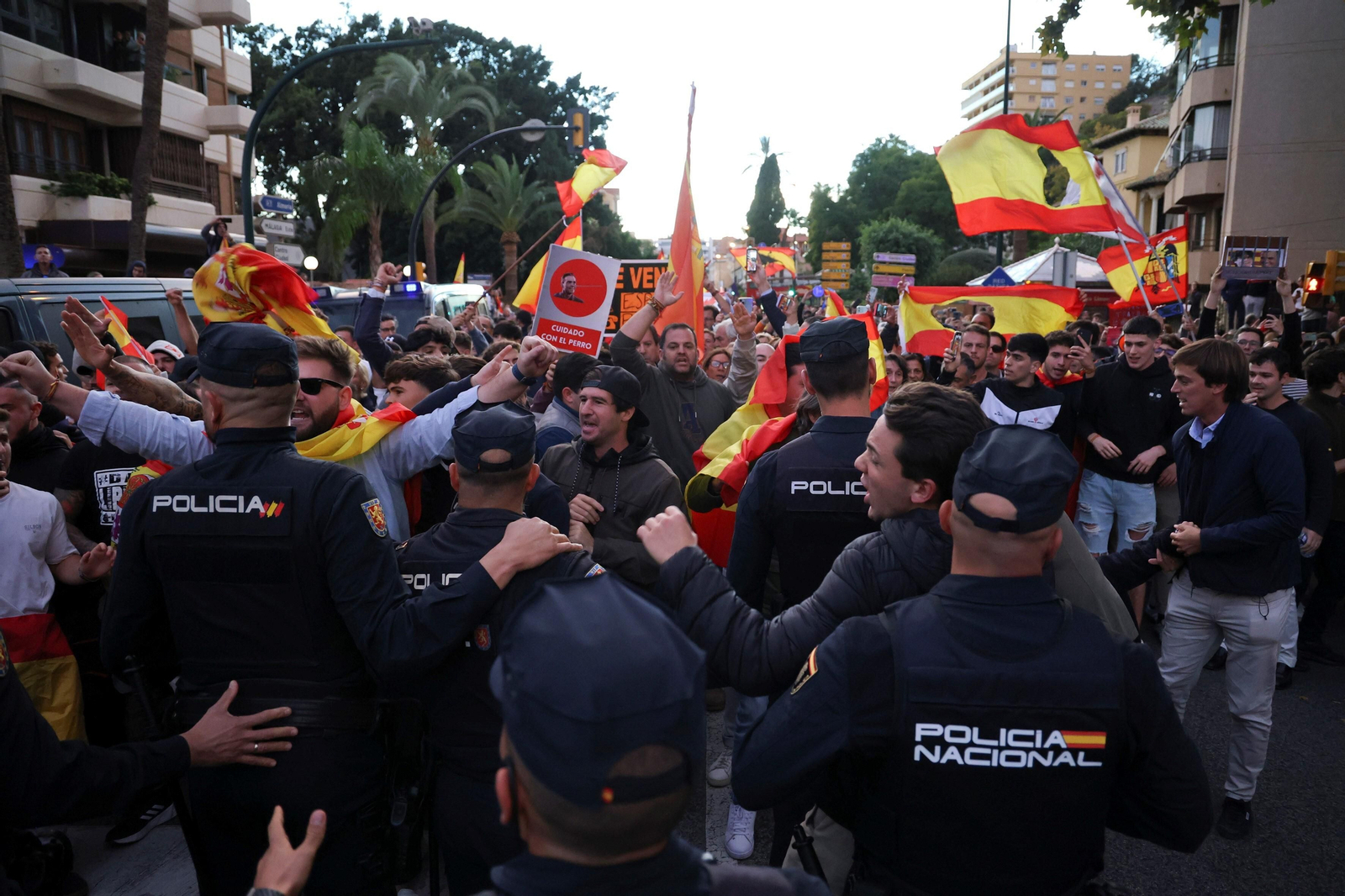 Las fotos de la protesta en Málaga contra Pedro Sánchez: "Se vende España por 7 votos" Las fotos de la protesta en Málaga contra Pedro Sánchez: "Se vende España por 7 votos"