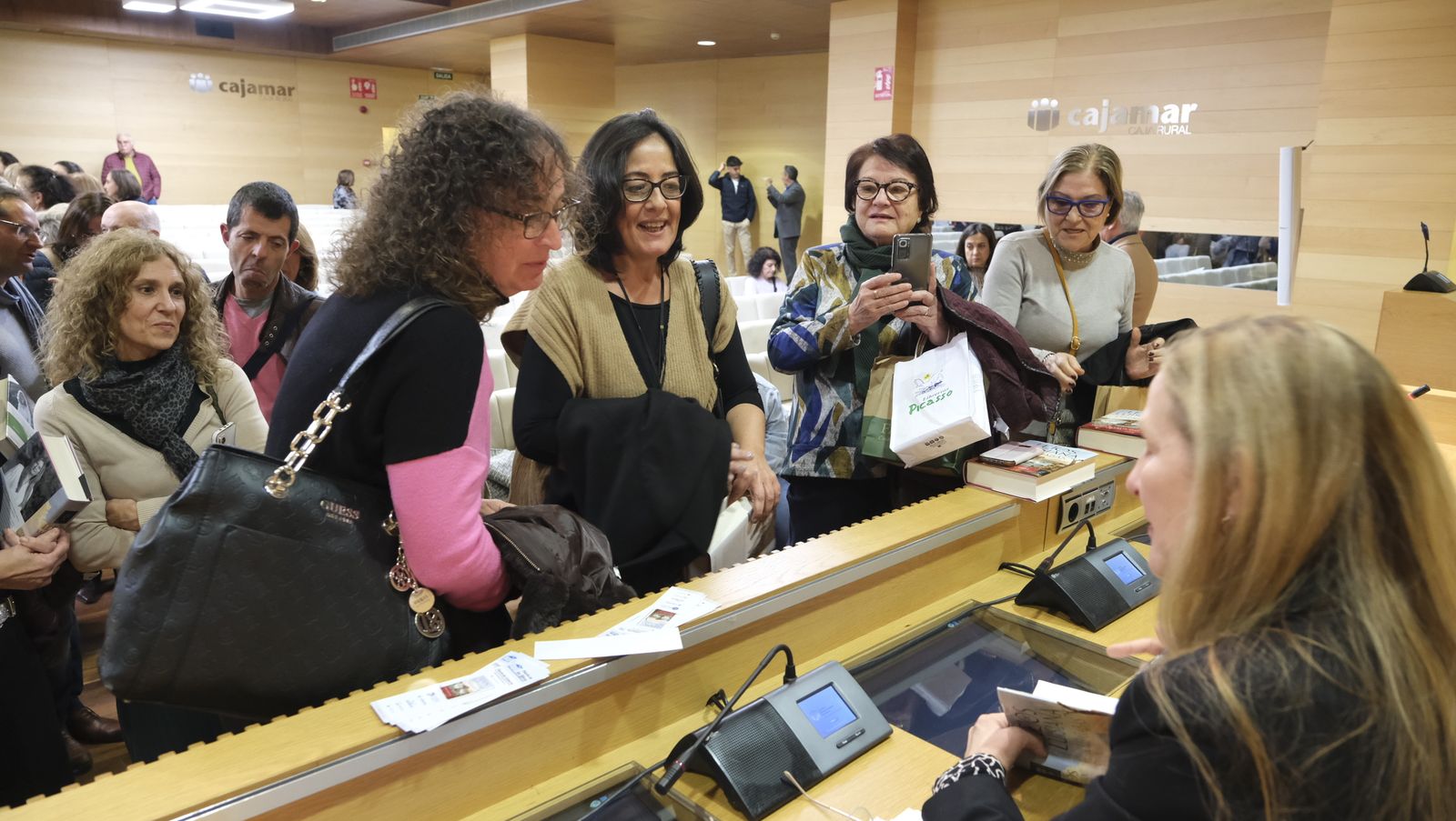Imágenes del Diario de los Libros con la escritora ganadora del Premio Planeta 2022, Luz Gabás