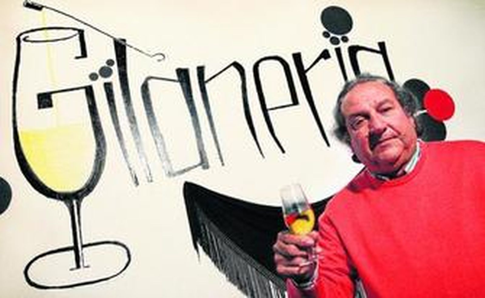 Mateo Soleá posa en su bar, 'La Gitanería', un pequeño islote flamenco dentro del barrio de Santiago.