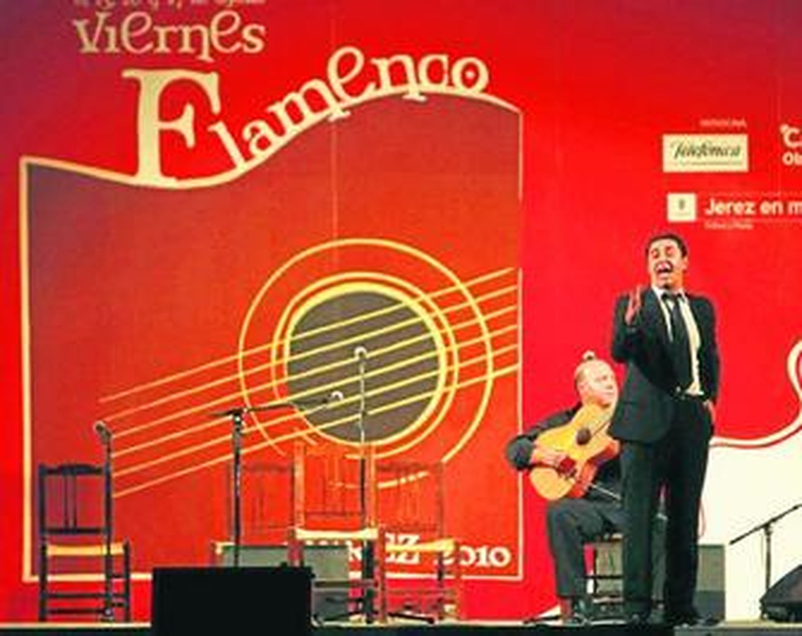 El joven Manuel Garrido, acompañado de la guitarra de Domingo Rubichi.