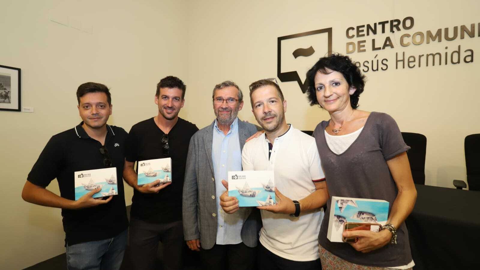 La directora de Huelva Información, Ana Vives Casas, junto a los fotoperiodistas de este diario y Rafael Terán.