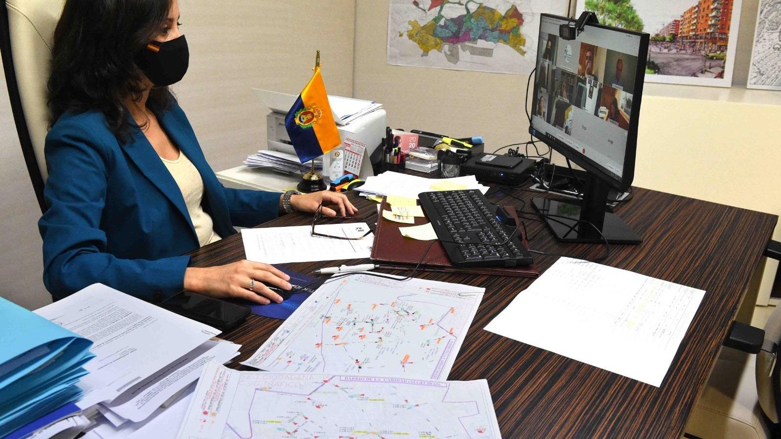 La delegada de Urbanismo, Yéssica Rodríguez, durante el consejo de gestión en el que se han presentado los planos de ubicación de las cámaras