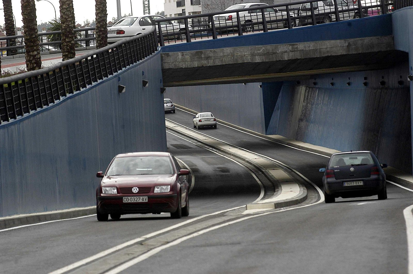 Varios vehículos pasan por la glorieta de Ibn Zaydun.
