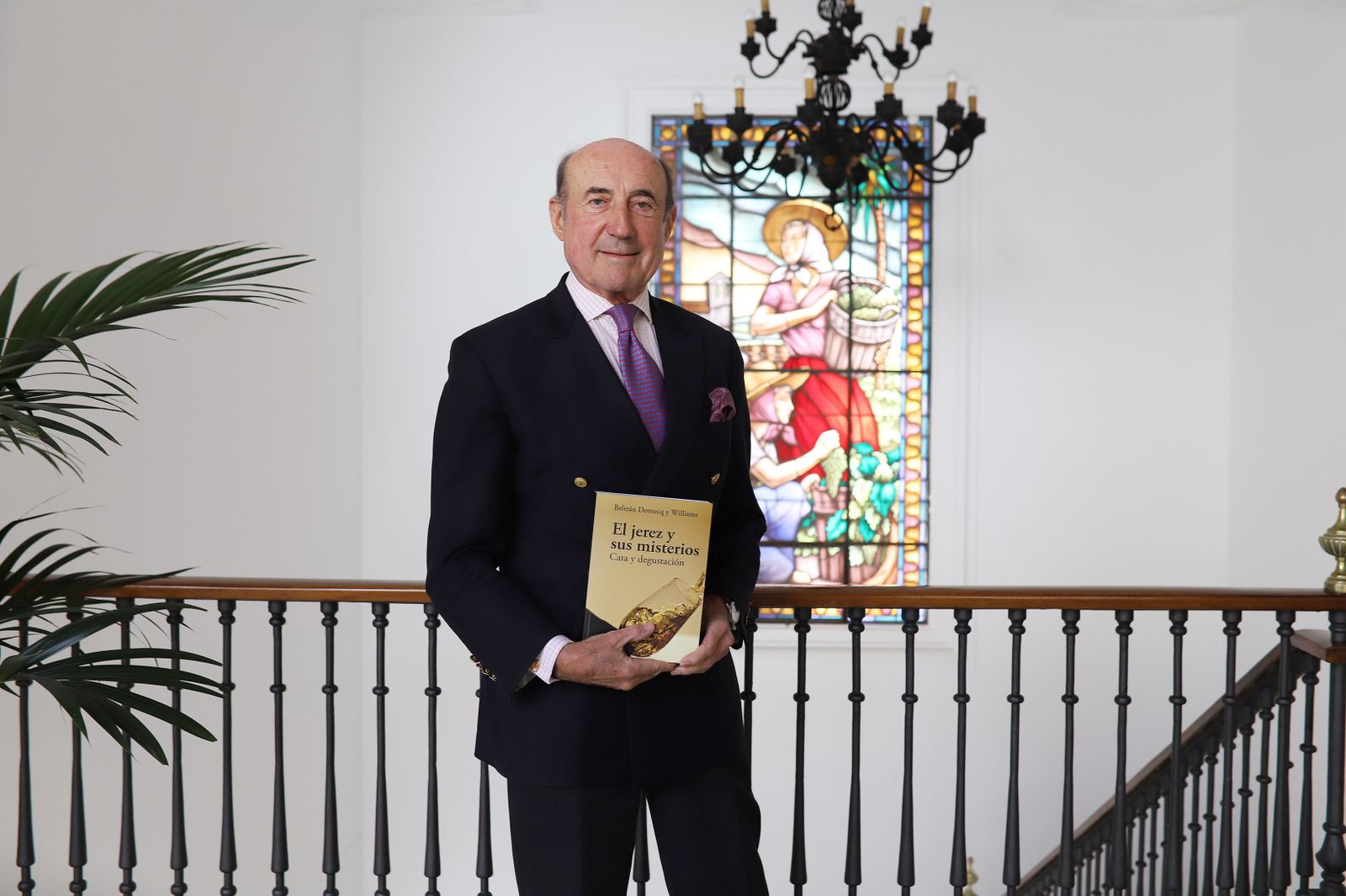 Beltrán Domecq posa en la sede del Consejo Regulador con la nueva edición de 'El Jerez y sus Misterios, Cata y Degustación'.