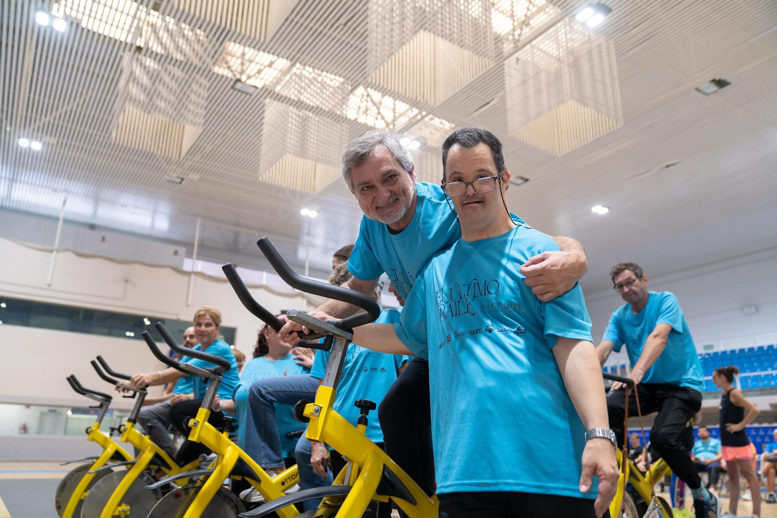 Ángel Escobar junto a uno de los participantes en el reto organizado por Cuquiline Team.