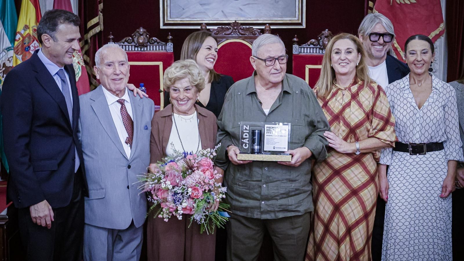 Arsenio Cueto en la foto de familia tras el acto.