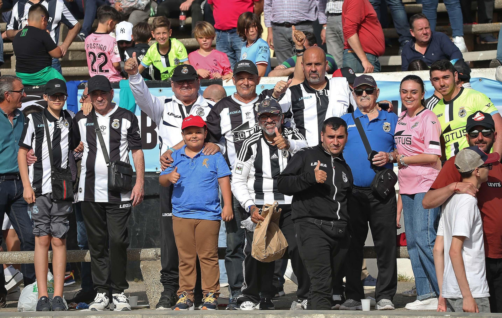 Fotos de la afición durante el Balona - Talavera en el estadio municipal de La Línea