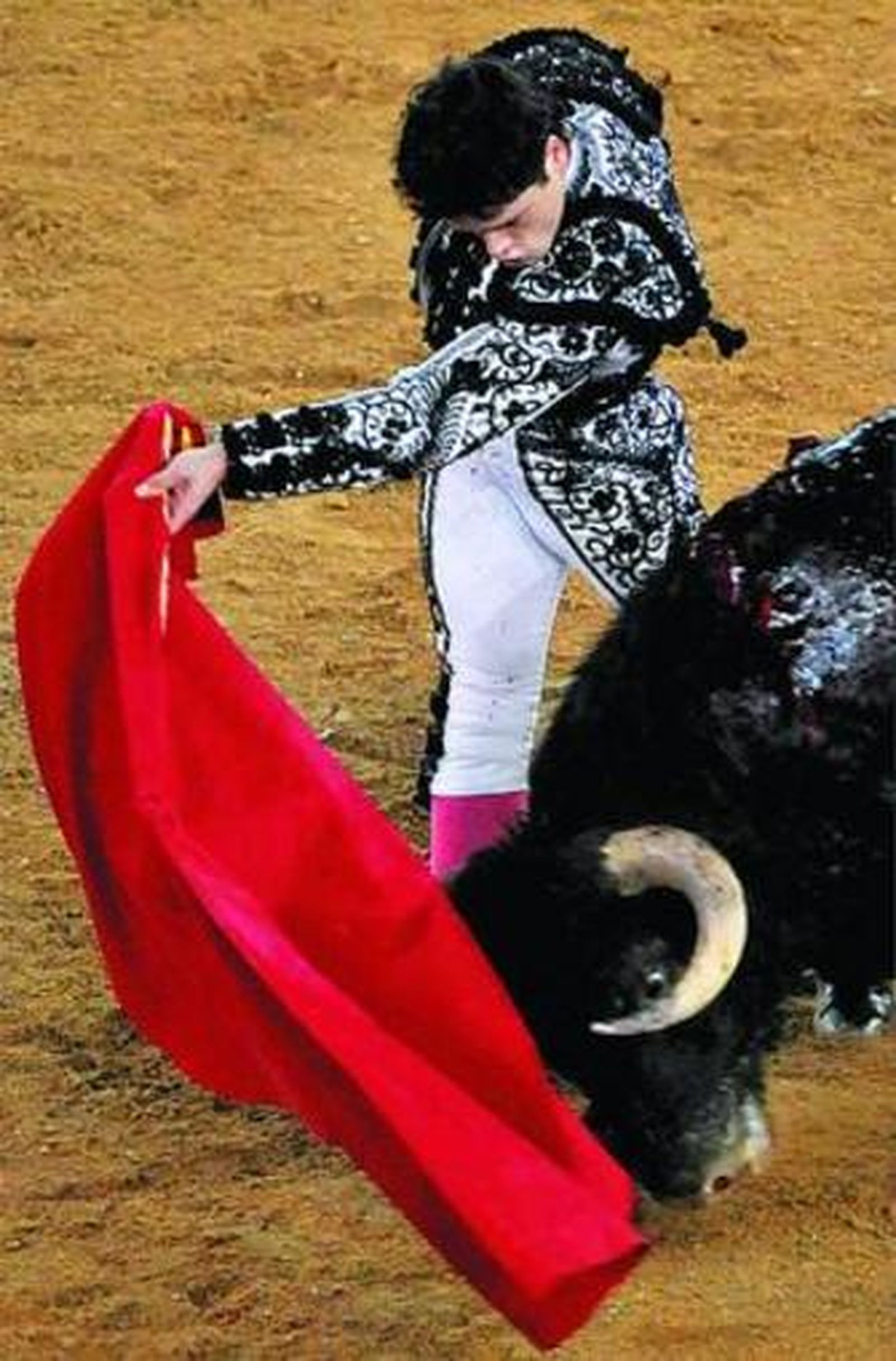 Miguel Abellán remata con un pase de pecho al toro de su triunfo.