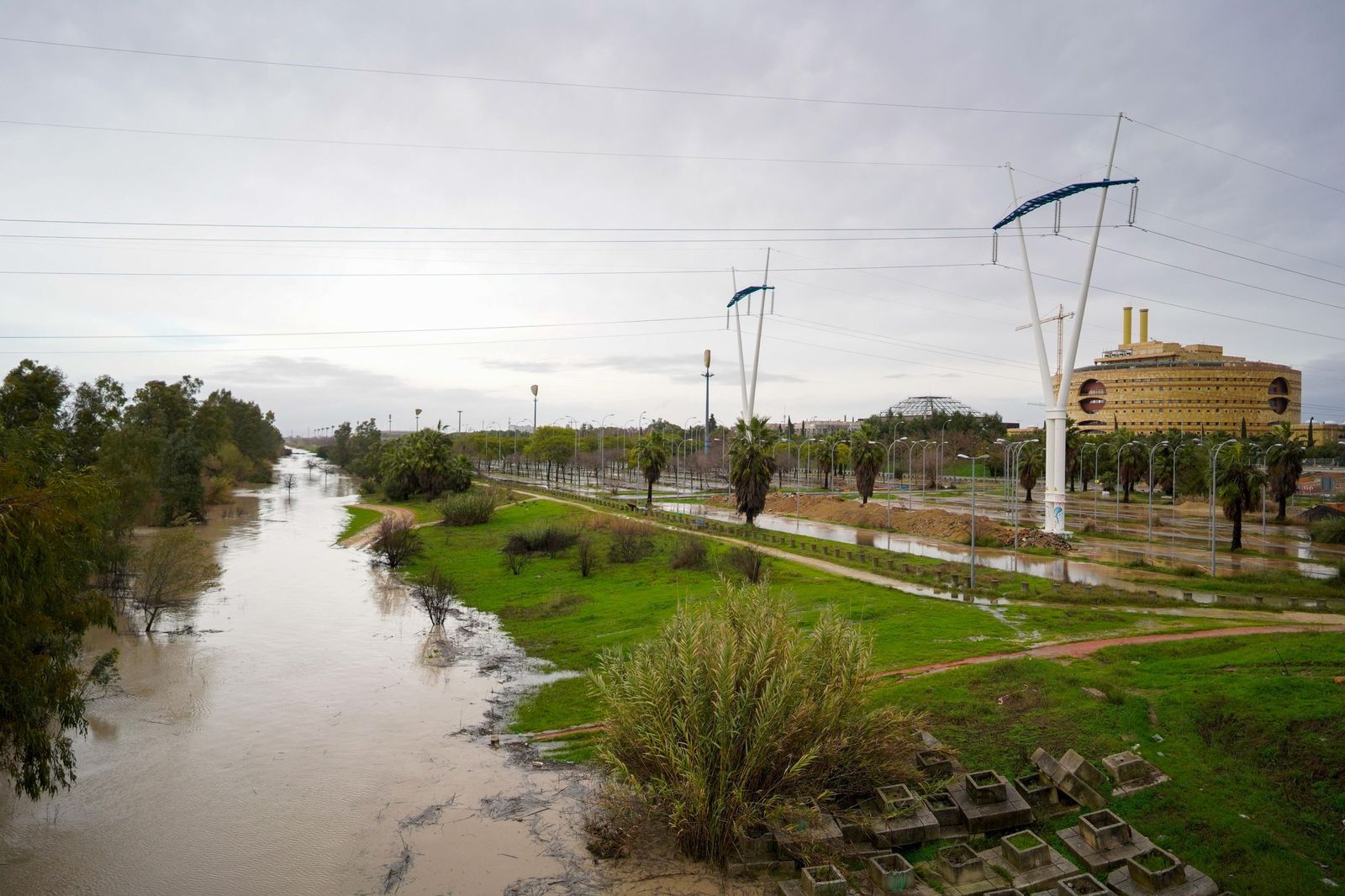 El camino entre el río y el Charco de la Pava lleno de agua