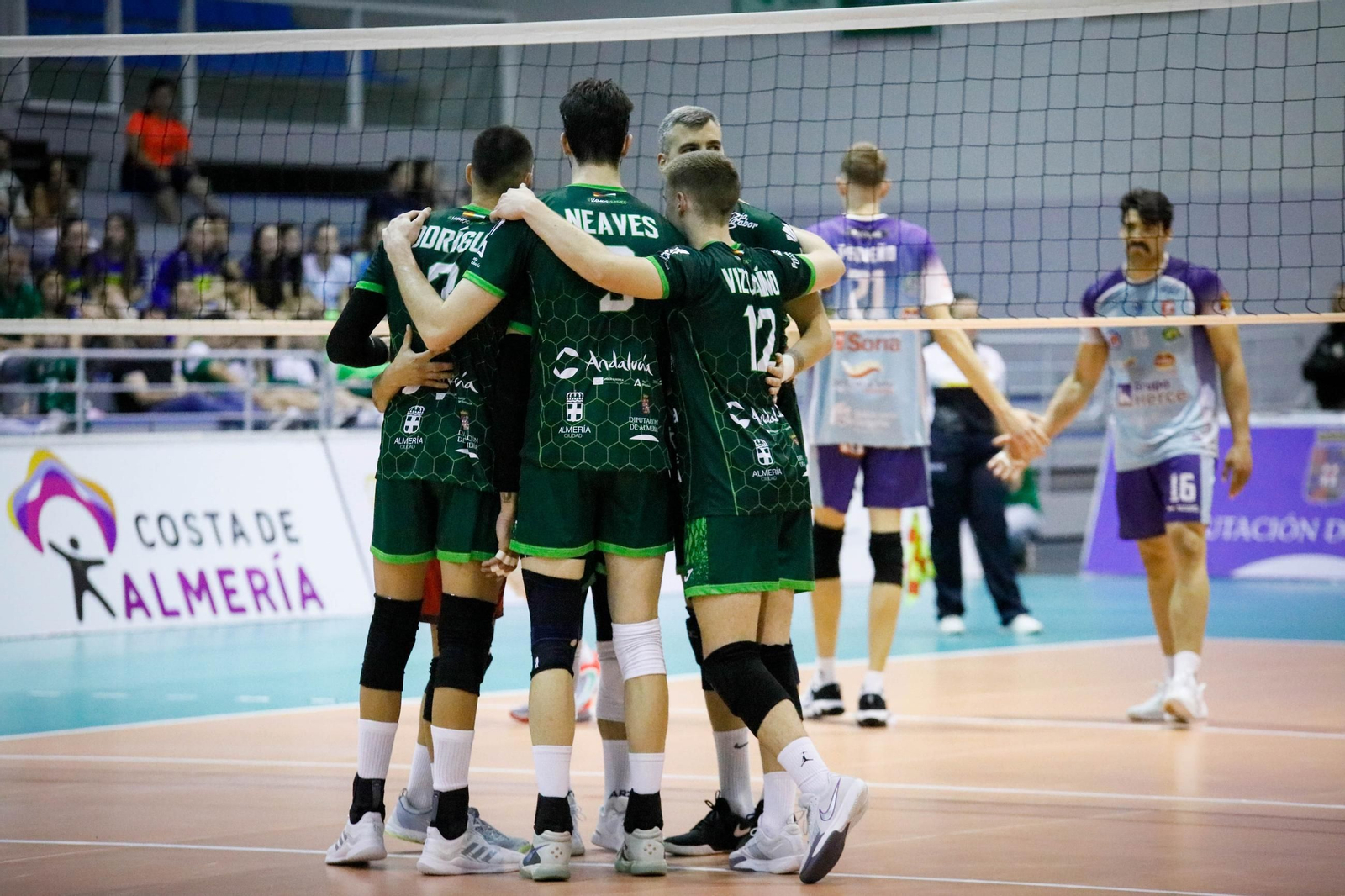 Los almerienses celebran un punto conseguido durante un encuentro de la pasada temporada en el Moisés Ruiz.