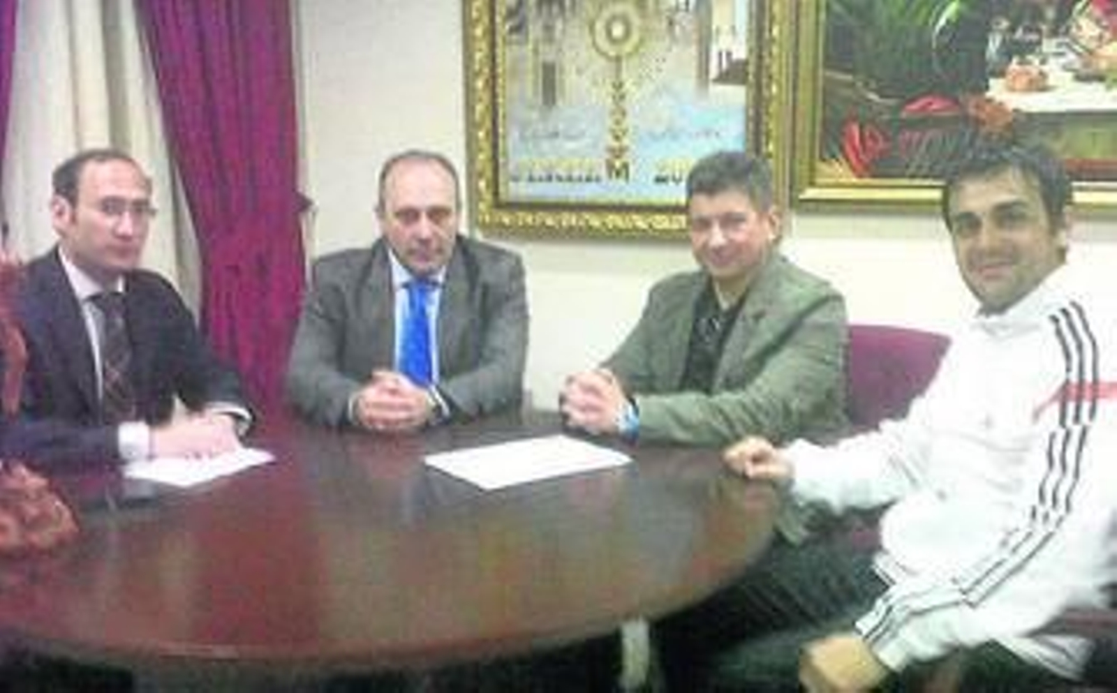 Un momento del encuentro entre Unión de Hermandades y policías.