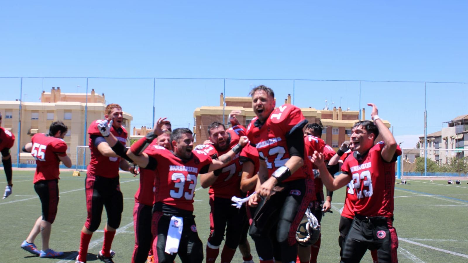Los integrantes de los 'Almería Barbarians' festejan el triunfo liguero.