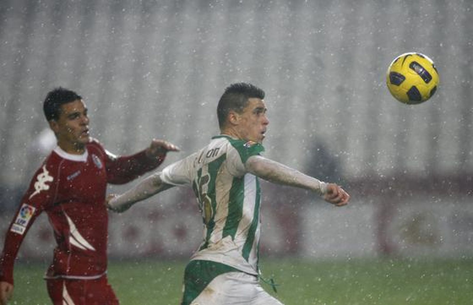 Callejón se dispone a empalmar un balón. / José Martínez