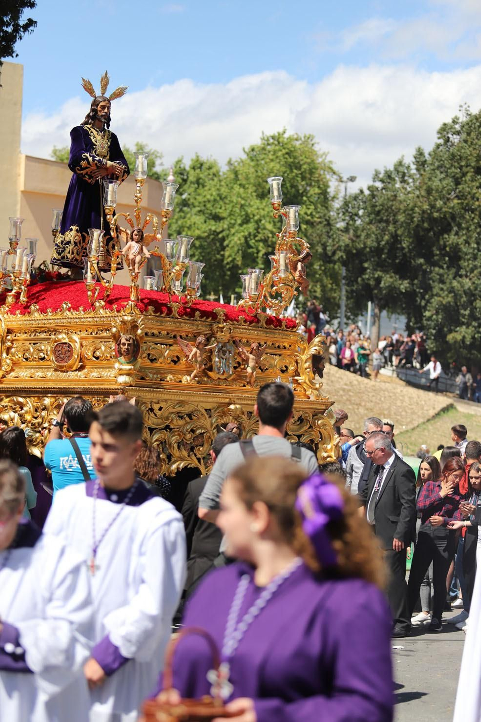 Imágenes del recorrido de la Hermandad del Cristo Cautivo de Huelva