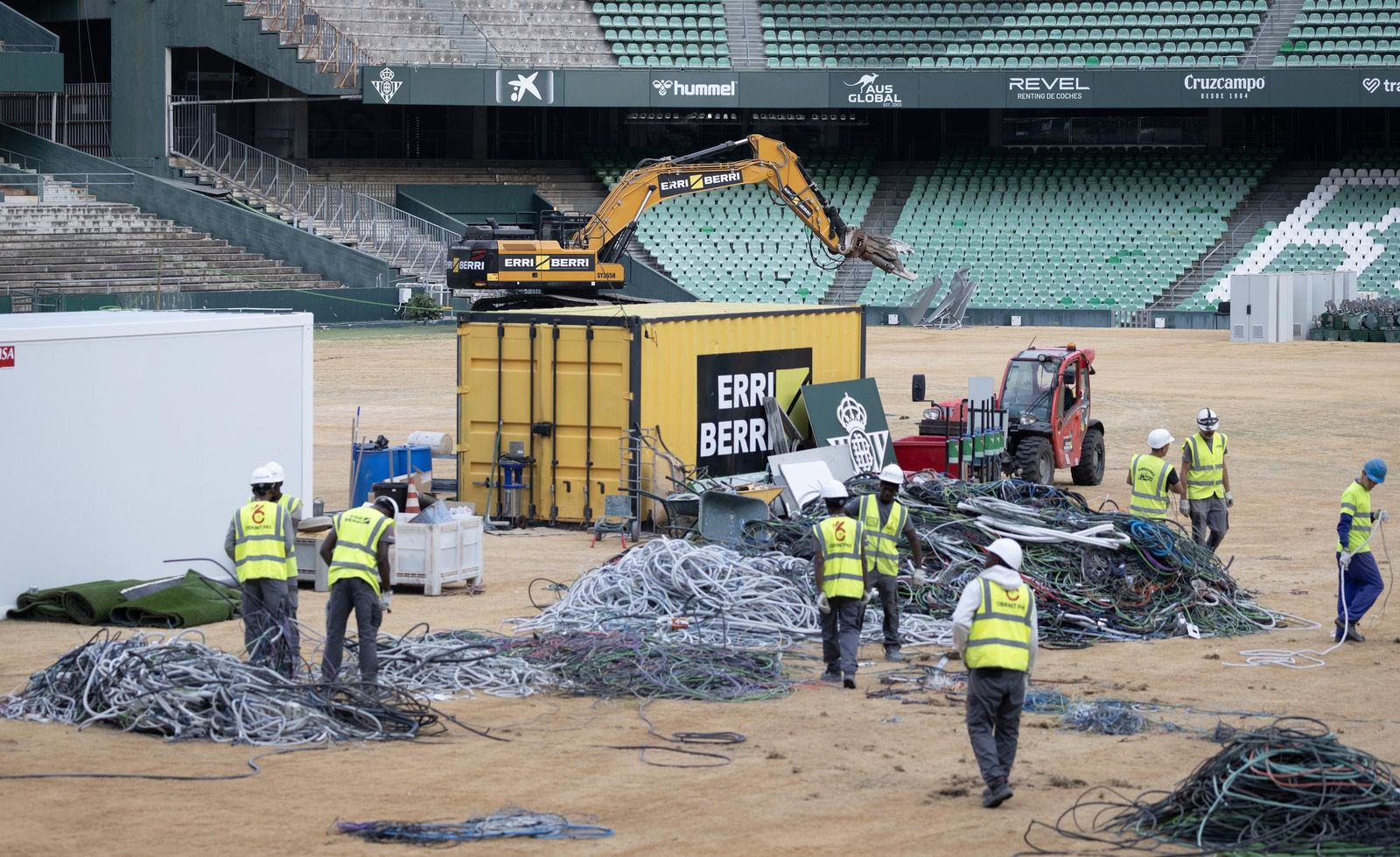 Las fotos de la demolición de la grada de Preferencia del estadio del Betis