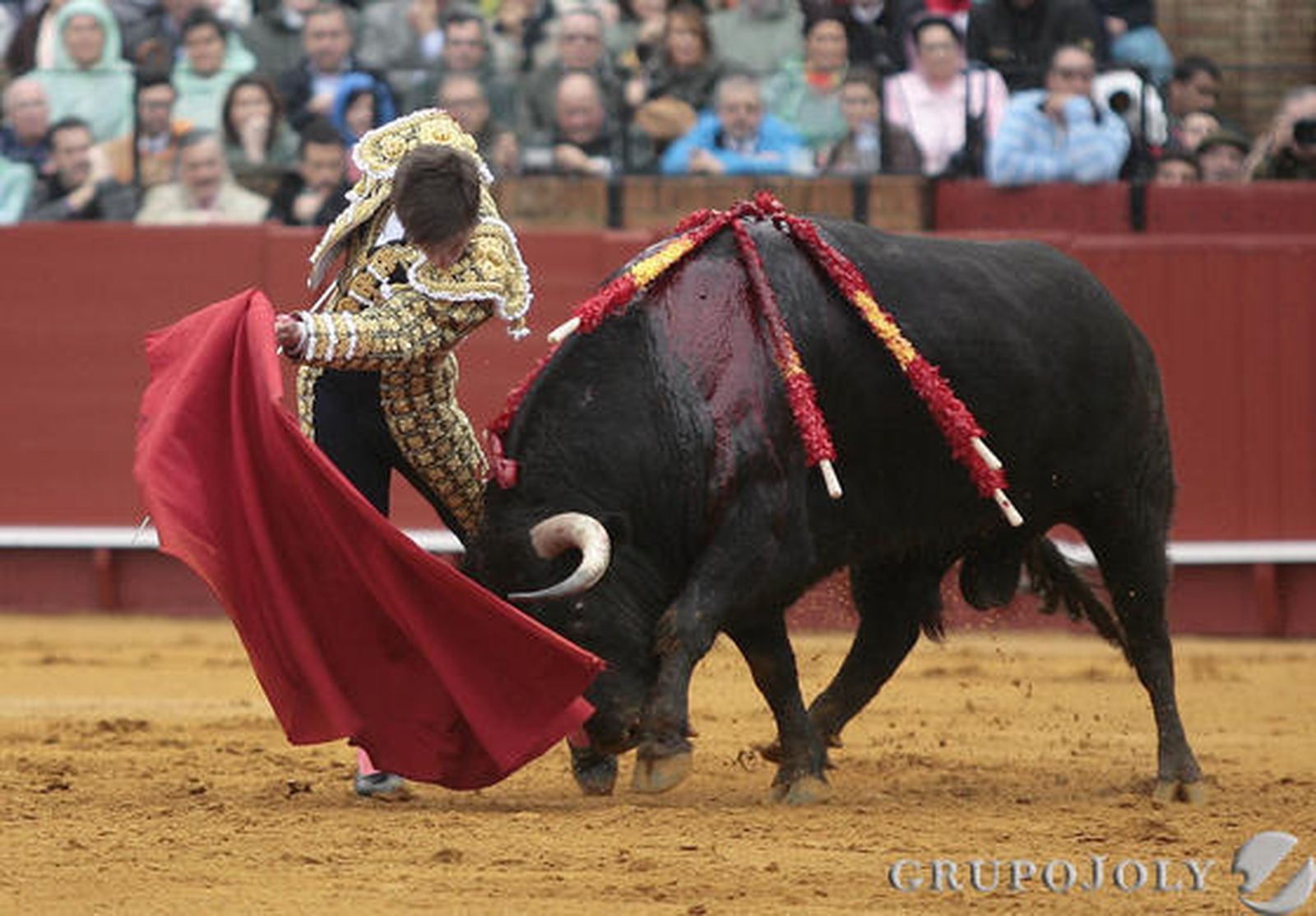 El Juli lidia a su segundo toro de la tarde. / Juan Carlos Muñoz