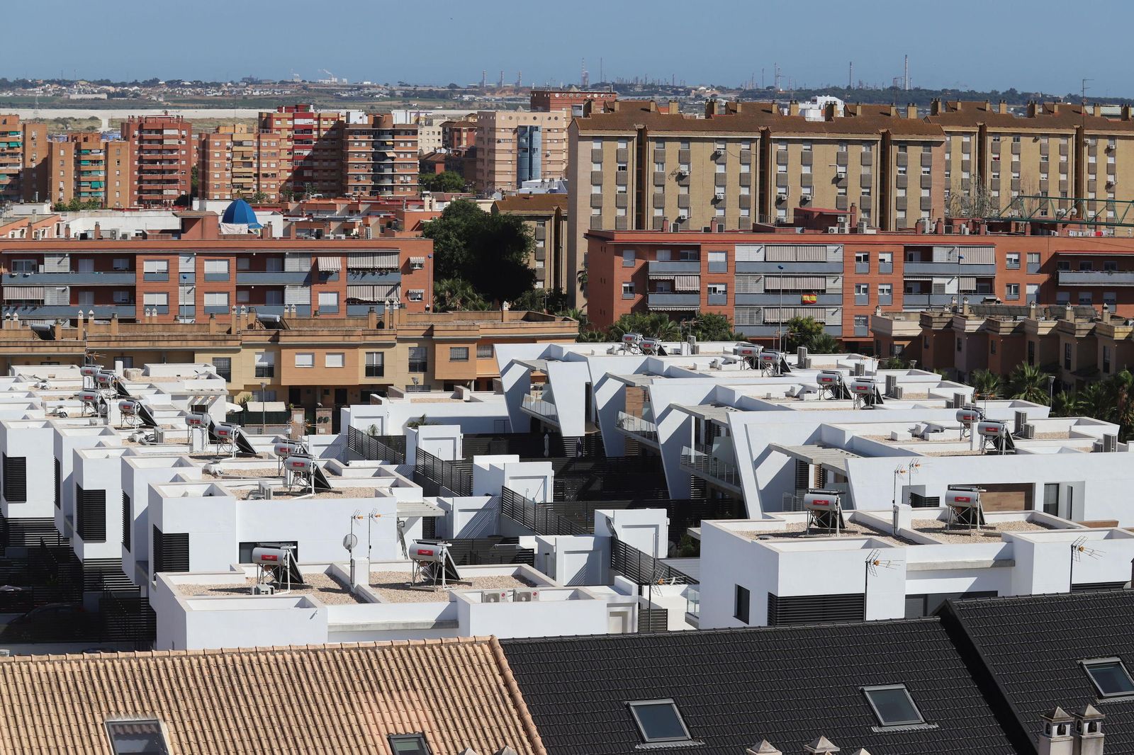 Panorámica de bloques de viviendas de la capital onubense.
