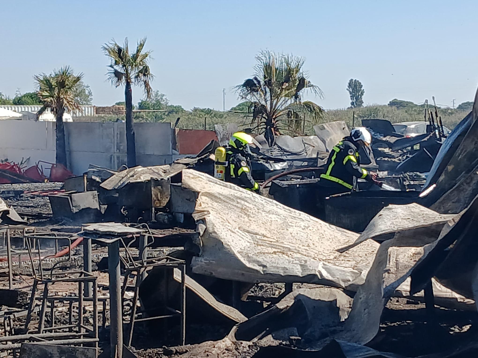 Las imágenes del incendio del chiringuito El Arenal de El Palmar