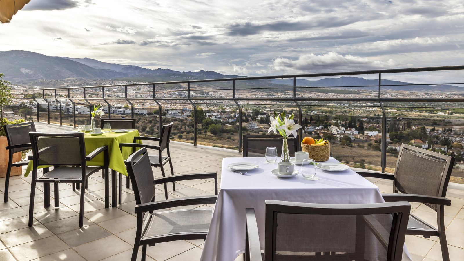 Las instalaciones cuentan con veladores para el disfrute en el exterior.